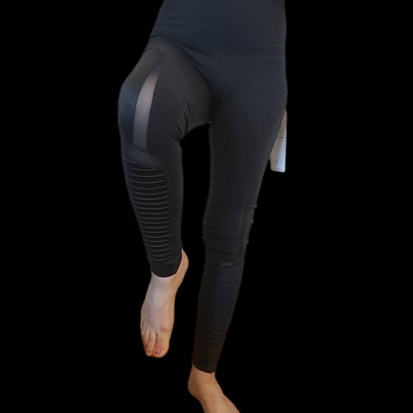 ALO Yoga Terra leggings . Back. - Picture 8 of 12